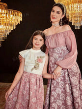 Load image into Gallery viewer, Wholesale Stocklot Cheap Price Factory Direct Hotsale Woven Polyester Floral Jacquard in Stock Fabric for Making Women Dresses
