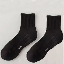 Load image into Gallery viewer, Cushioned Breathable Running Socks
