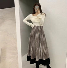 Load image into Gallery viewer, Retro Knitted Pleated Midi Skirt
